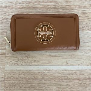 TORY BURCH WALLET. ALMOST NEW